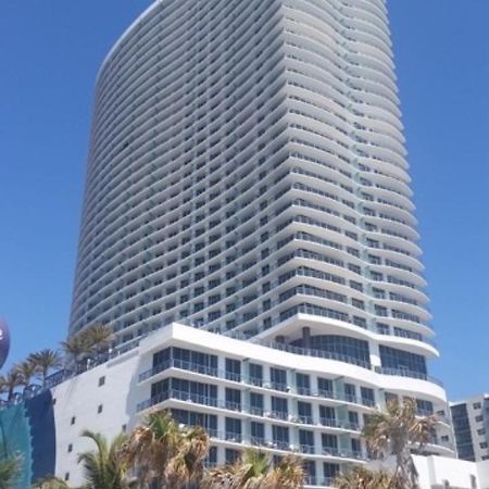 Contemporary Beach Resort Condos Dania Beach Exterior photo
