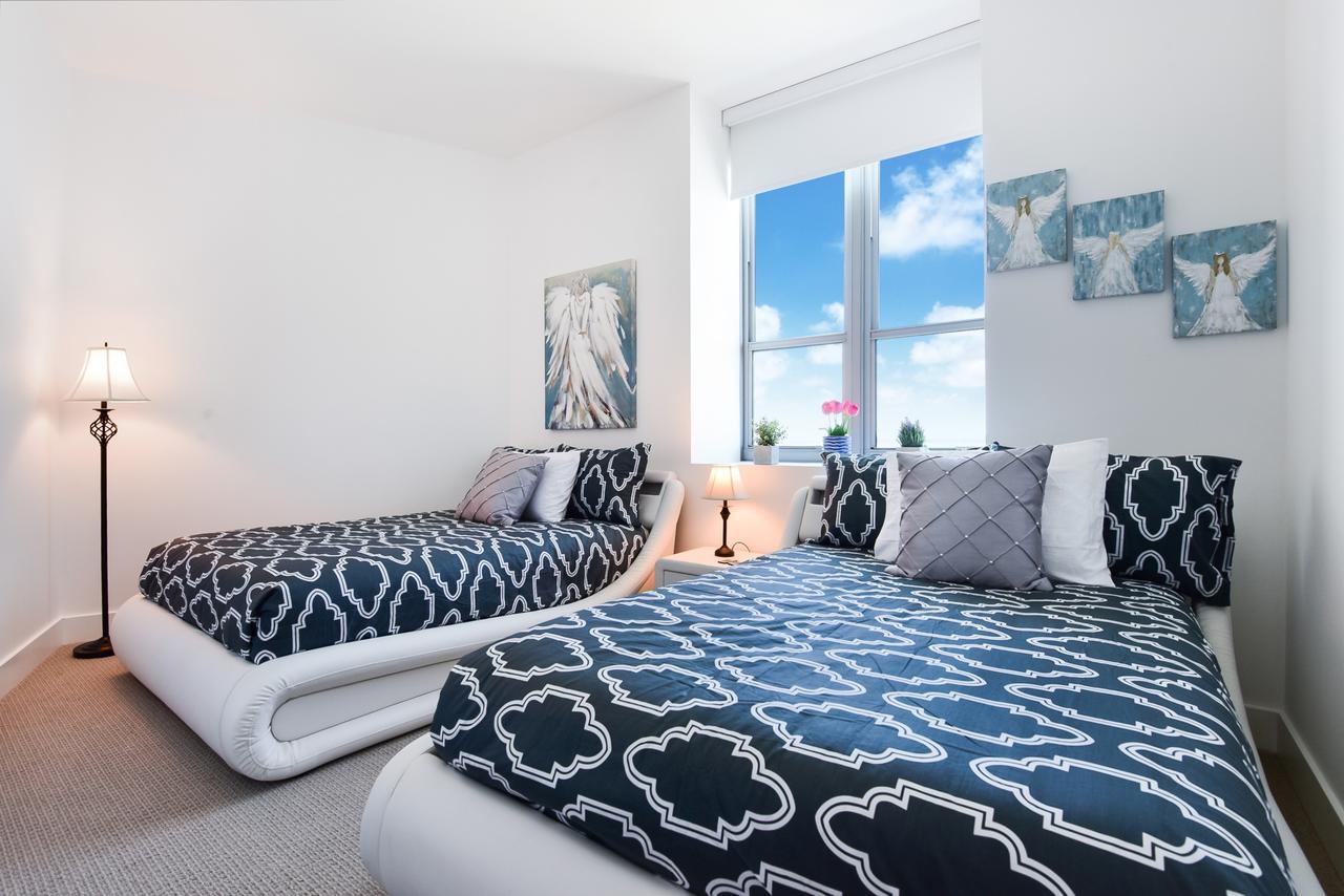 Contemporary Beach Resort Condos Dania Beach Exterior photo