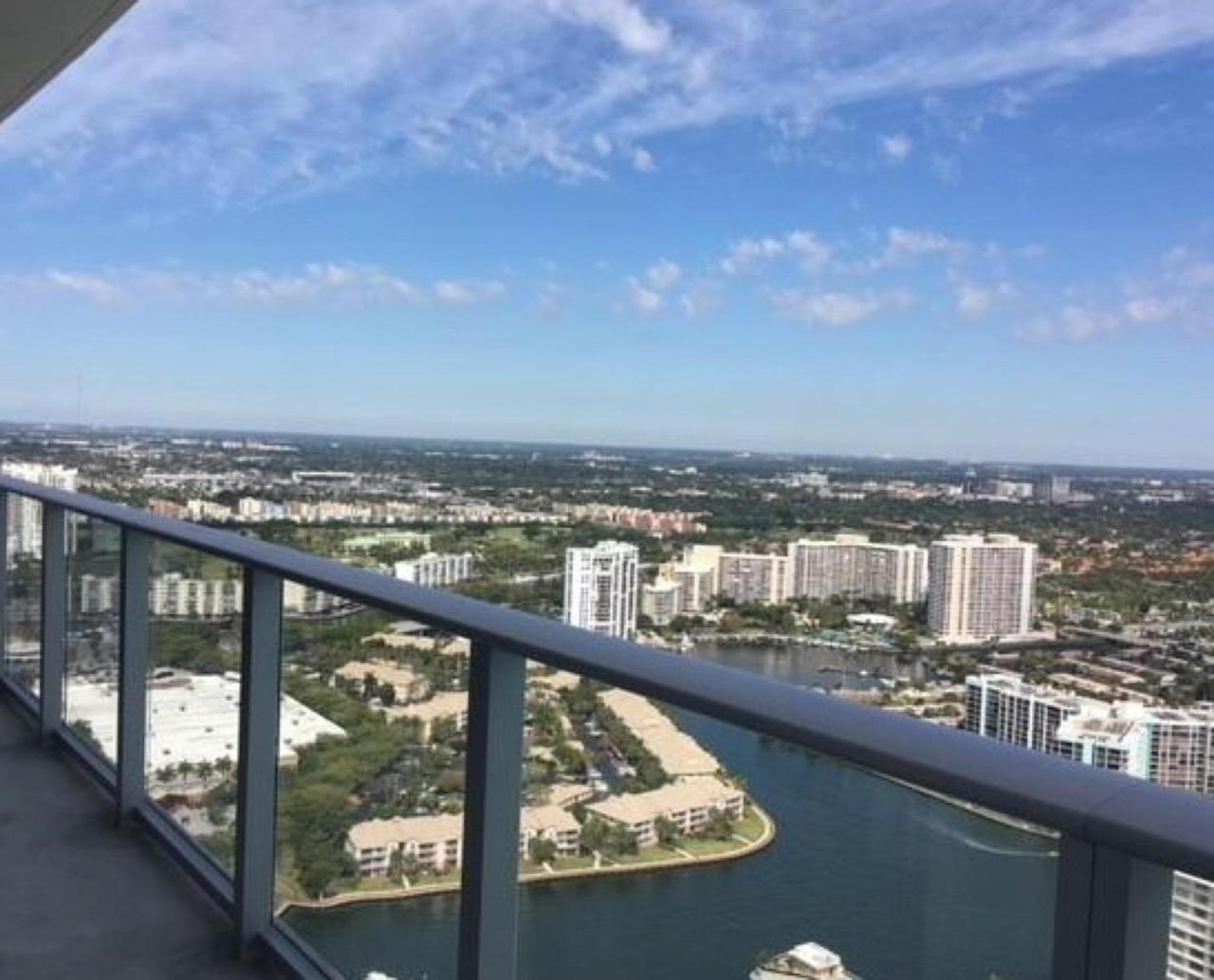 Contemporary Beach Resort Condos Dania Beach Exterior photo