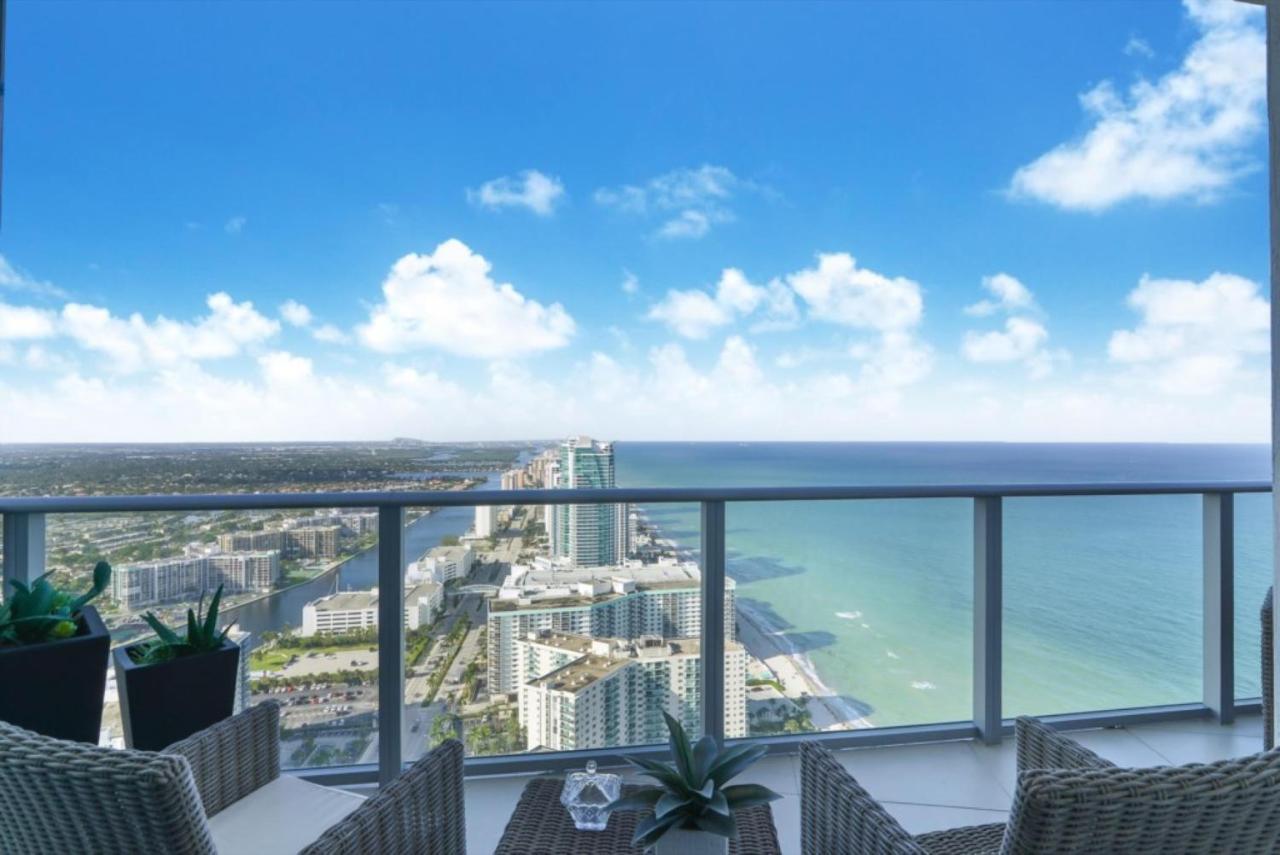 Contemporary Beach Resort Condos Dania Beach Exterior photo