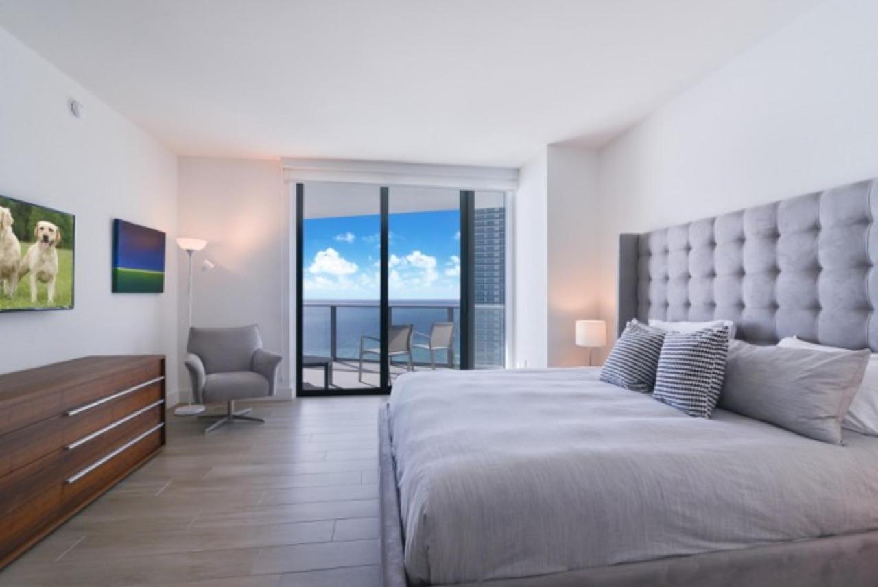 Contemporary Beach Resort Condos Dania Beach Exterior photo