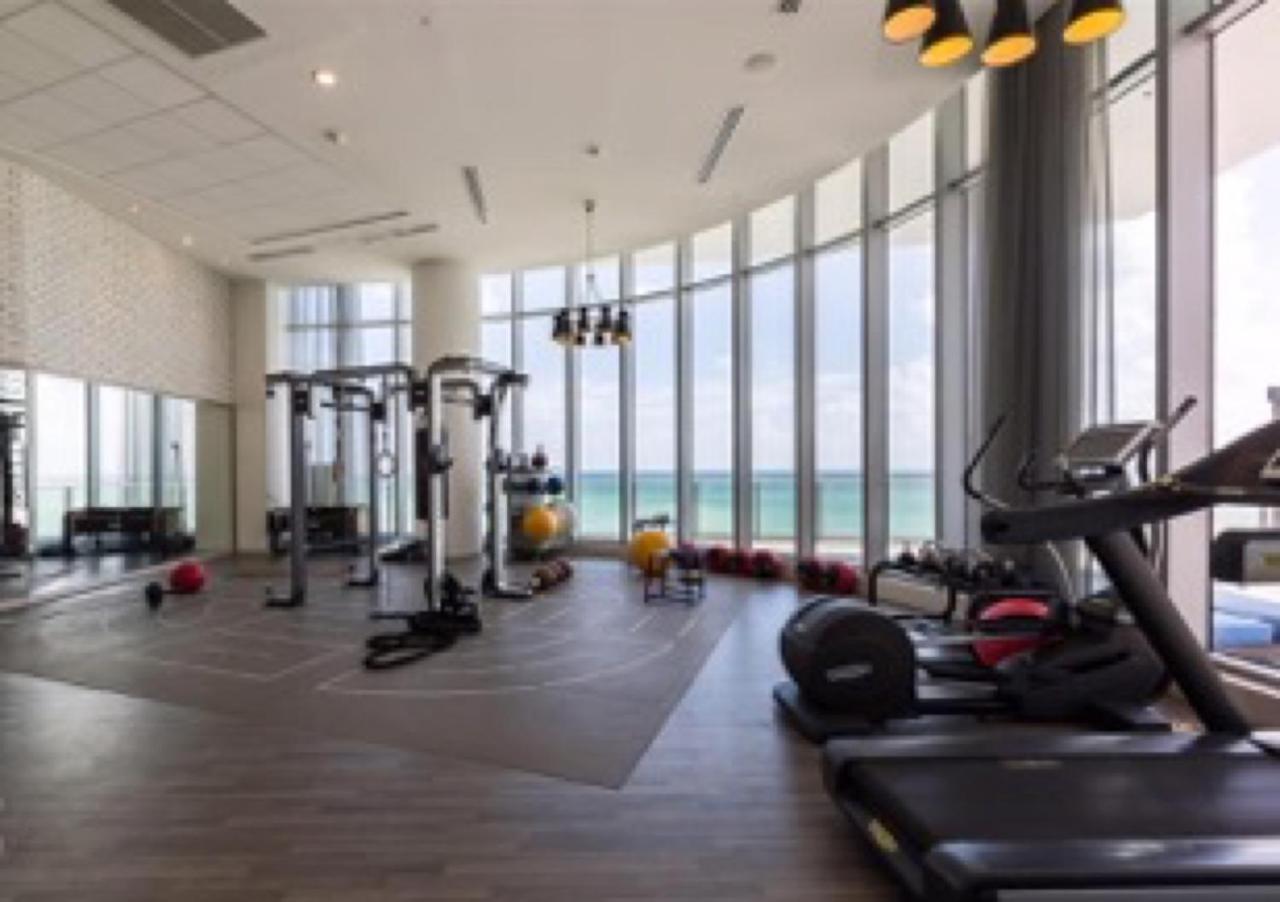 Contemporary Beach Resort Condos Dania Beach Exterior photo